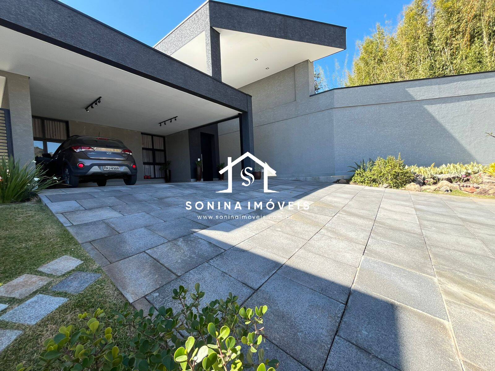Casa à venda com 3 quartos, 291m² - Foto 1
