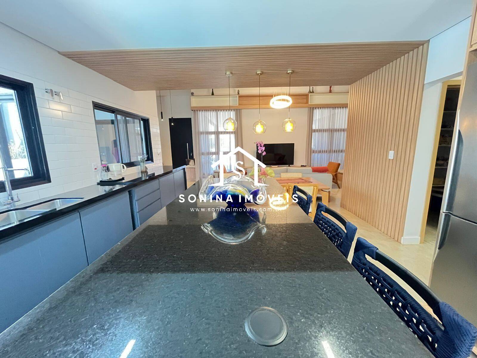 Casa à venda com 3 quartos, 291m² - Foto 2