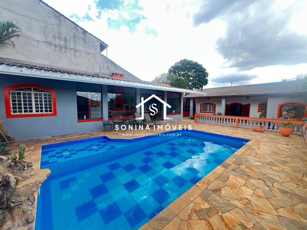 Casa, 4 quartos, 238 m² - Foto 1